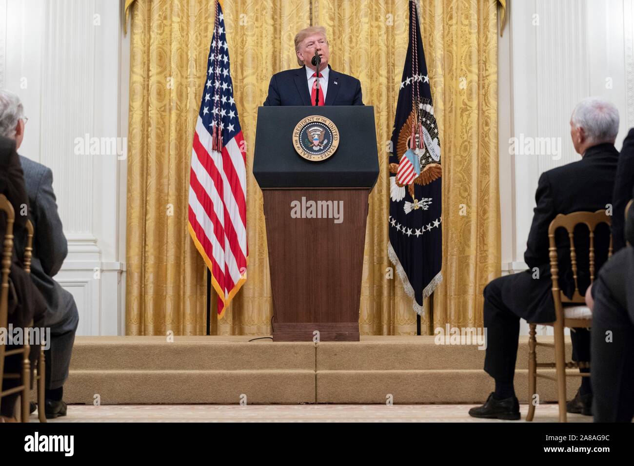 Le Président américain Donald Trump, prononce une allocution sur la confirmation judiciaire fédéral jalons dans l'East Room de la Maison Blanche le 6 novembre 2019 à Washington, DC. Banque D'Images