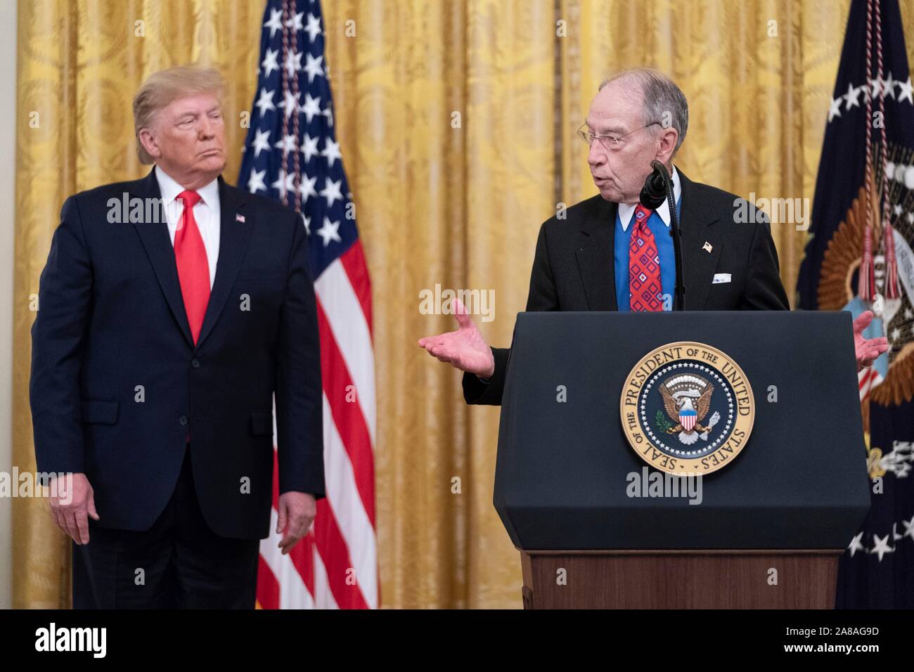 Le Président américain Donald Trump écoute comme le sénateur Chuck Grassley prononce une allocution sur la confirmation judiciaire fédéral jalons dans l'East Room de la Maison Blanche le 6 novembre 2019 à Washington, DC. Banque D'Images