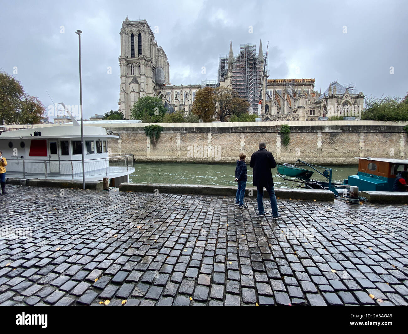 Paris, Ile-de-France / France - 4 octobre 2019 : l'holocauste en bas de la cathédrale Notre-Dame sous la pluie Banque D'Images