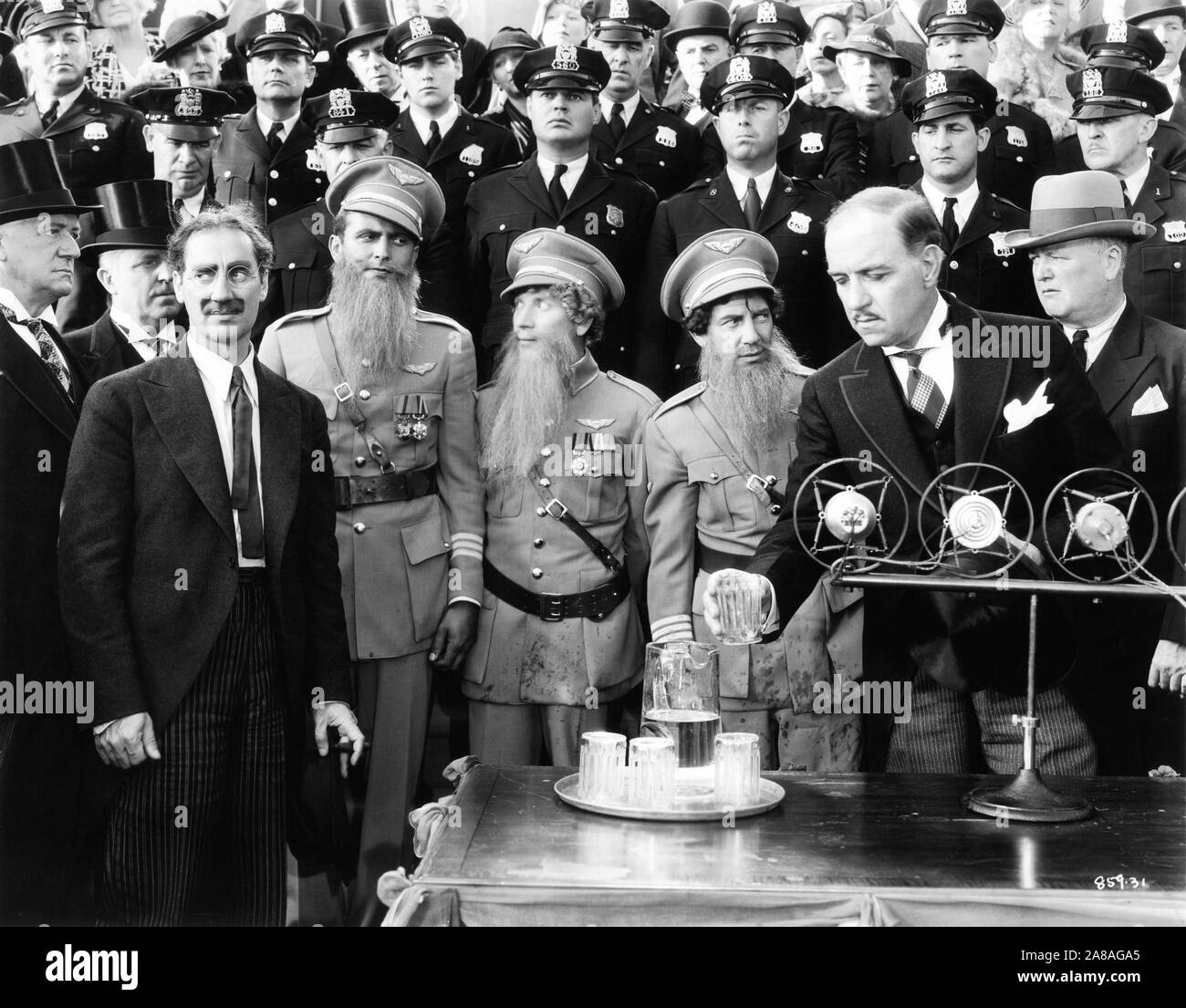 GROUCHO MARX, Harpo Marx ALLAN JONES Chico Marx et ROBERT EMMETT O'CONNOR DANS UNE NUIT À L'OPÉRA 1935 réalisateur Sam Wood scénario George S. Kaufman et Morrie Ryskind producteur Irving Thalberg Metro Goldwyn Mayer Banque D'Images