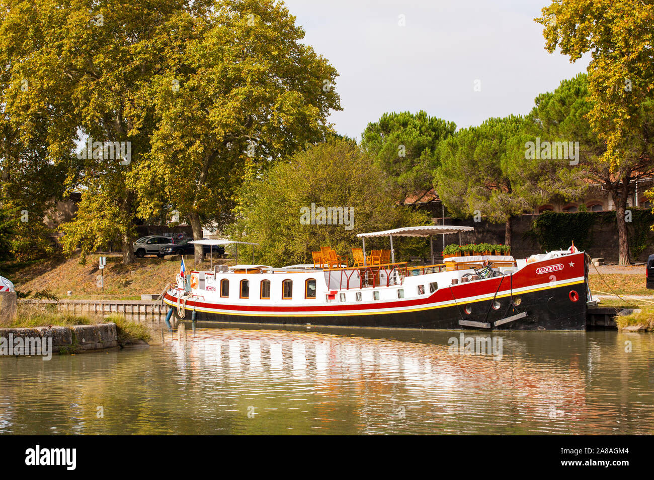 House boat sur le canal du Midi dans la ville française de Carcassonne  France Photo Stock - Alamy