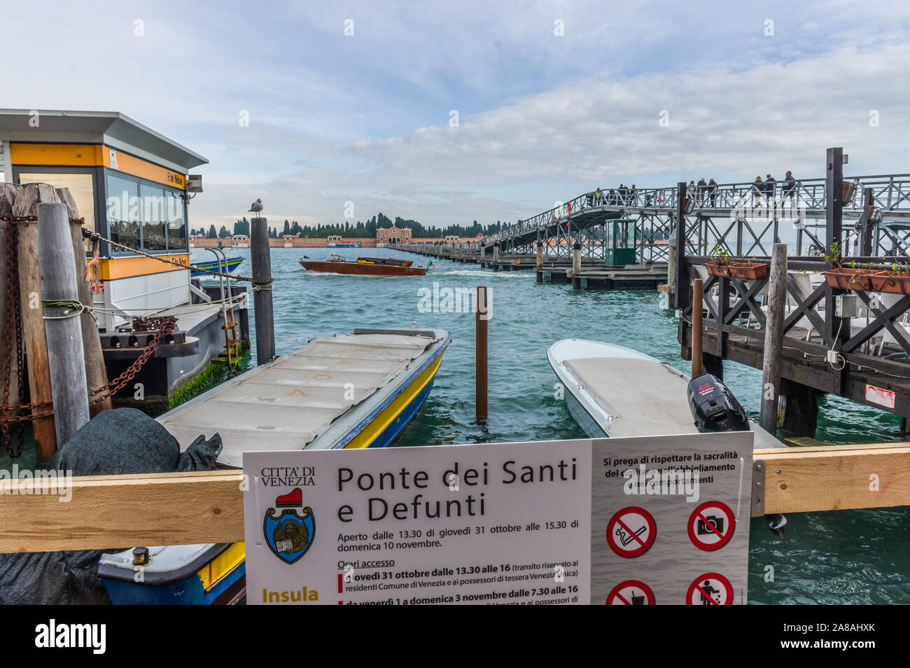 Venise, Italie (6 novembre 2019) - Le pont provisoire en bois reliant Venise et son cimetière de l'île pour la Commémoration des morts Banque D'Images