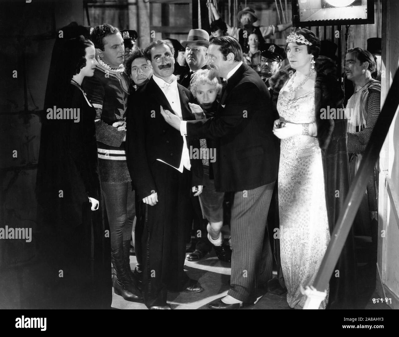 KITTY CARLISLE ALLAN JONES CHICO MARX Groucho Marx ROBERT EMMETT O'CONNOR HARPO MARX SIG RUMAN ET MARGARET DUMONT Dans A Night at the opera 1935 réalisateur Sam Wood scénario George S. Kaufman et Morrie Ryskind producteur Irving Thalberg Metro Goldwyn Mayer Banque D'Images