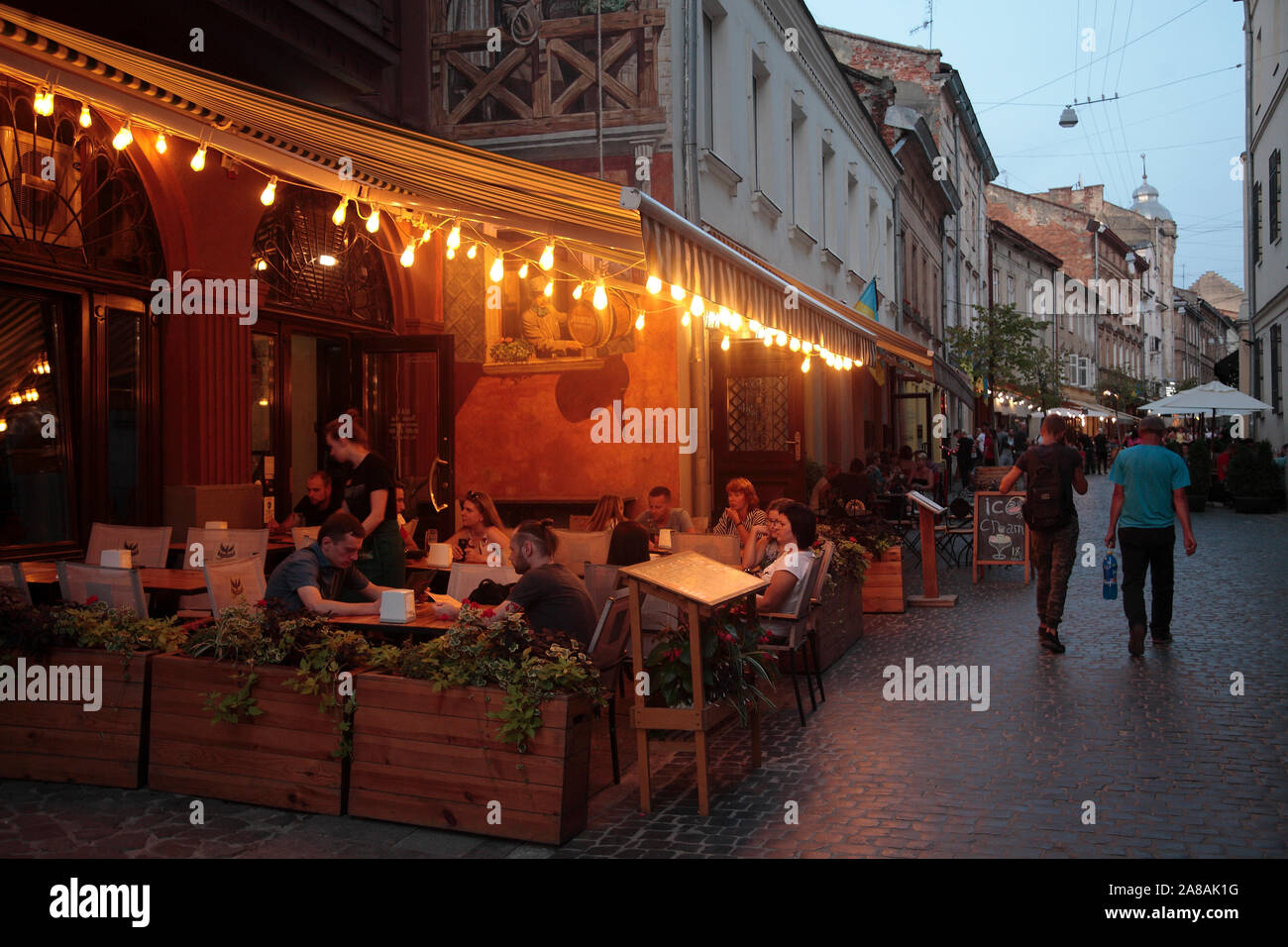 Restaurant dans le vieux centre-ville le soir, Lviv, Ukraine Banque D'Images