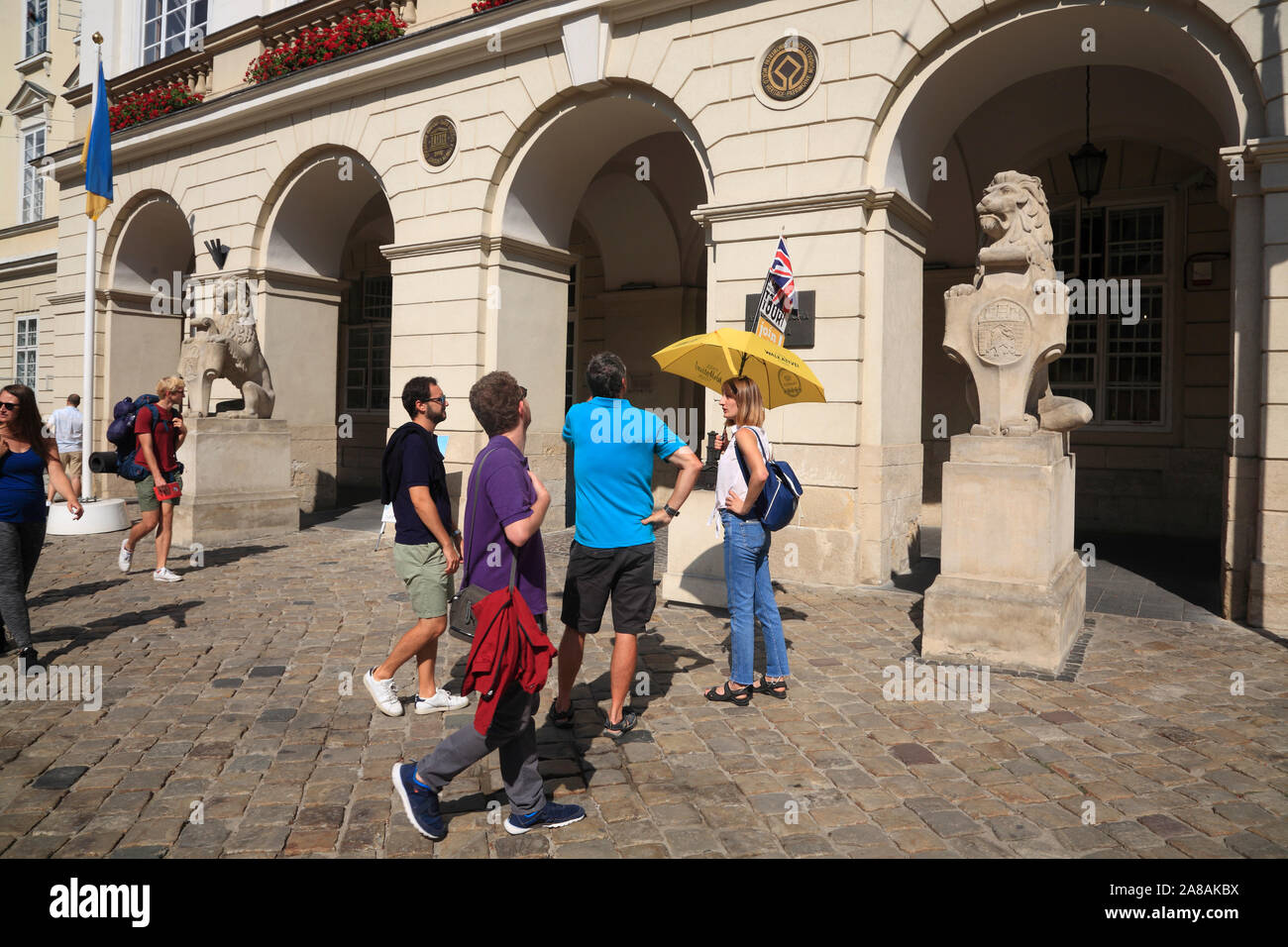 Circuit touristique à l'hôtel de ville sur la place du marché, Rynok Lviv, Ukraine Banque D'Images
