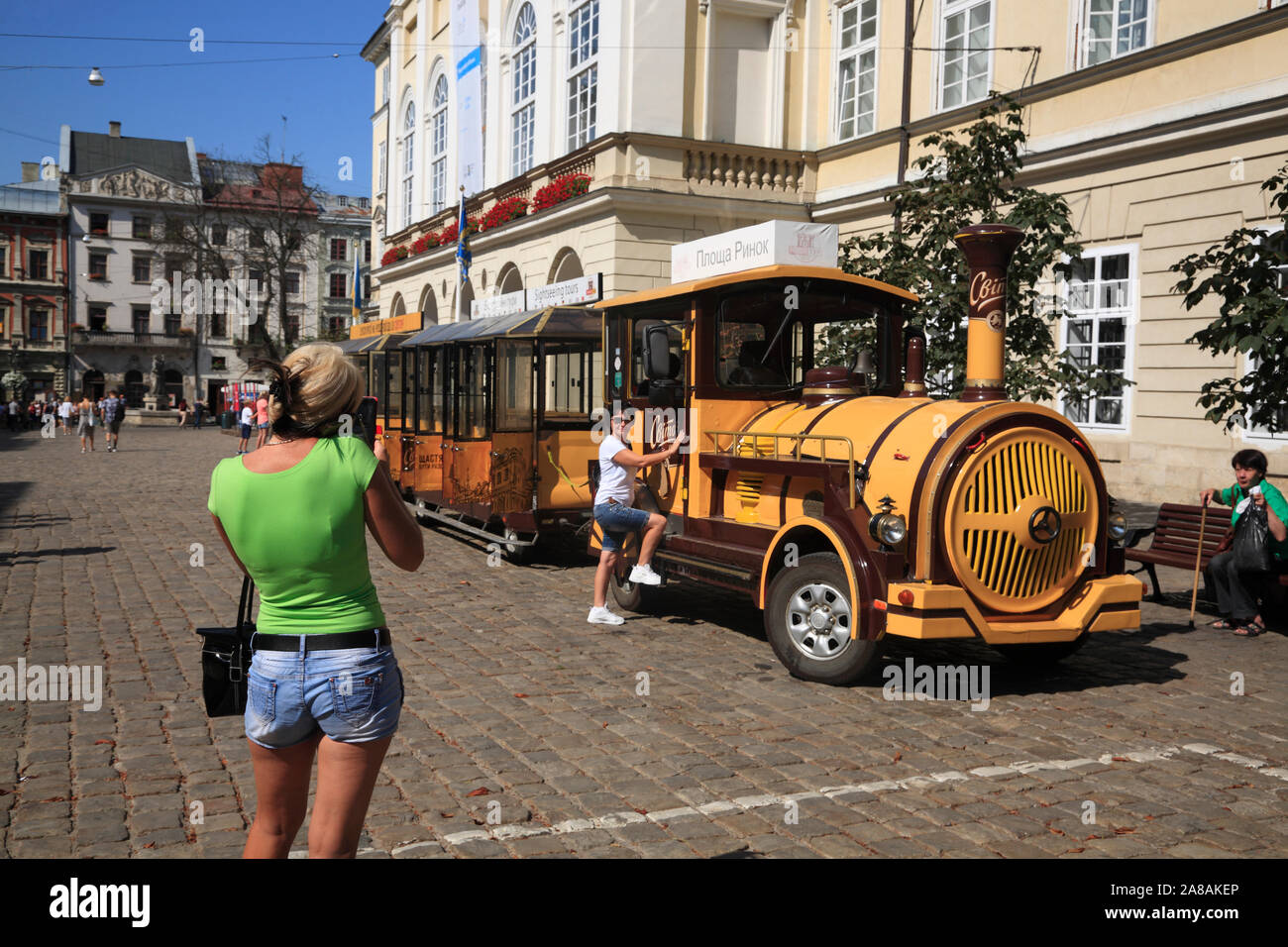 Le Tram pour une excursion, Market Square Rynok, Lviv, Ukraine Banque D'Images