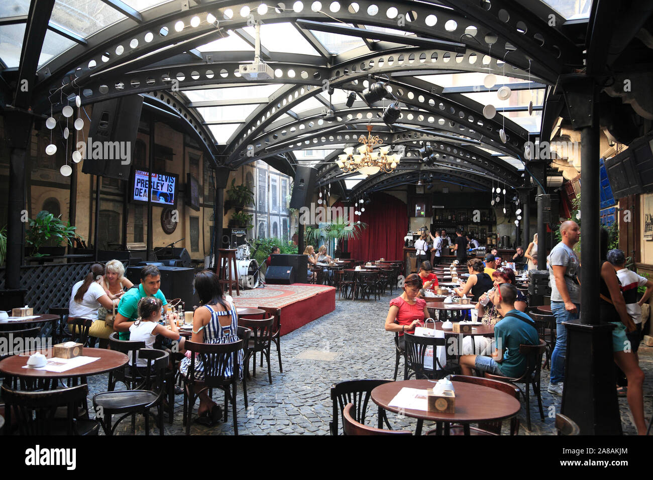 Patio du café dans la région de Palais Lubomirski, de la place du marché, Lviv, Ukraine Banque D'Images