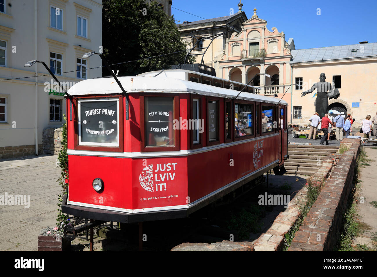 Tramway historique à la rue Pidvalna et Muzeina square, aujourd'hui Informations touristiques, Lviv, Ukraine Banque D'Images