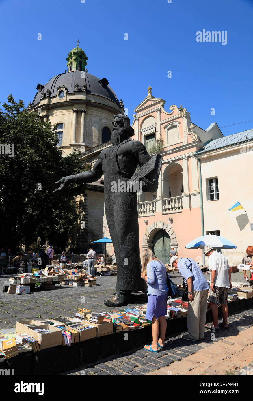 Marché aux puces-book-Muzeina sur place avec Fedorov Statue, Lviv, Ukraine Banque D'Images