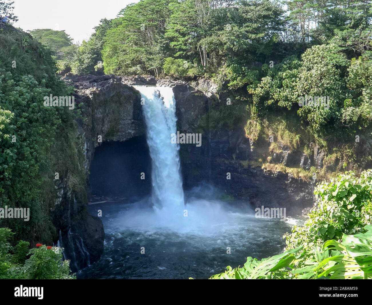 Matin voir de Rainbow Falls sur la grande île d'Hawaï Banque D'Images