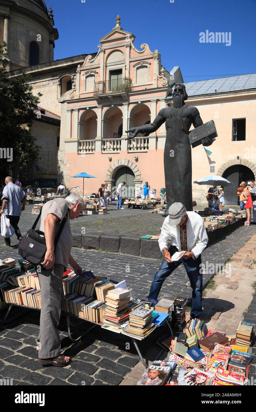 Marché aux puces-book-Muzeina sur place avec Fedorov Statue, Lviv, Ukraine Banque D'Images