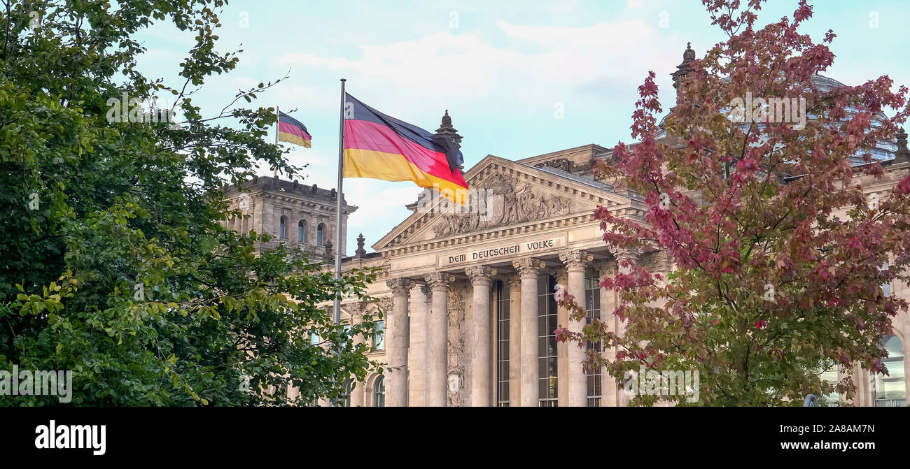 Le bâtiment du Reichstag à Berlin, entourée d'arbres Banque D'Images