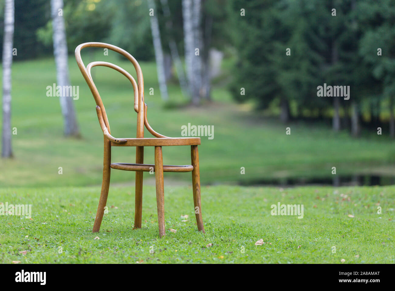 Mobilier Chaises Courbes. Mobilier Vintage en plein air Banque D'Images