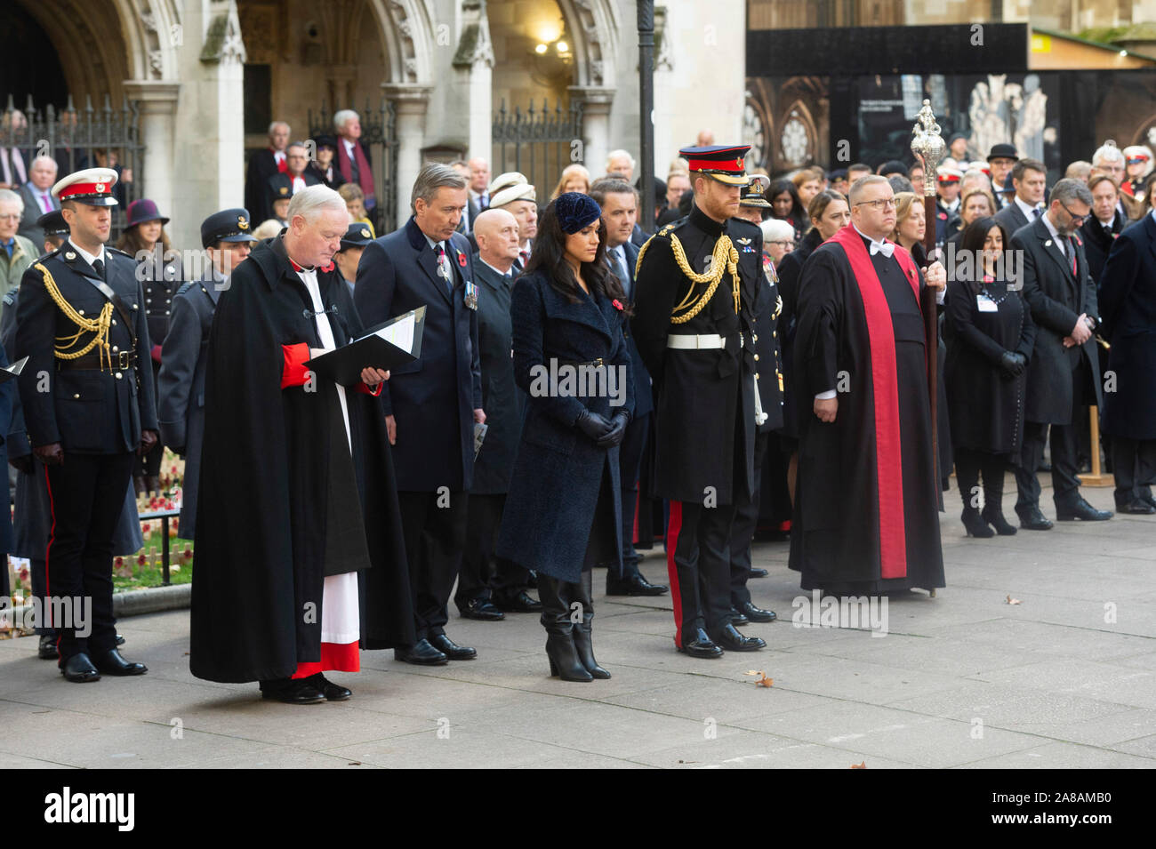 (191107) -- Londres, 7 novembre 2019 (Xinhua) -- le prince Harry, duc de Sussex (2L, à l'avant), et son épouse Meghan Markle (1re L, avant), duchesse de Sussex, assister à la 91e Domaine du souvenir à l'abbaye de Westminster à Londres, la Grande-Bretagne, le 7 novembre, 2019. Le Domaine du Souvenir a eu lieu dans le domaine de l'abbaye depuis 1928. Cette année, des centaines de pétales de pavot de roulement de petites croix ont été plantées dans le domaine du Souvenir pour rendre hommage aux britanniques, hommes et femmes qui ont perdu leur vie dans des conflits. (Photo de Ray Tang/Xinhua) Banque D'Images