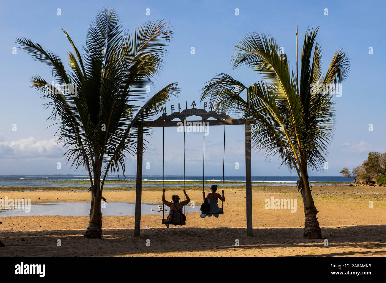 Les touristes sur les balançoires de Melia Hotel sur la plage de Nusa Dua, Bali, Indonésie, Asie du Sud, Asie Banque D'Images