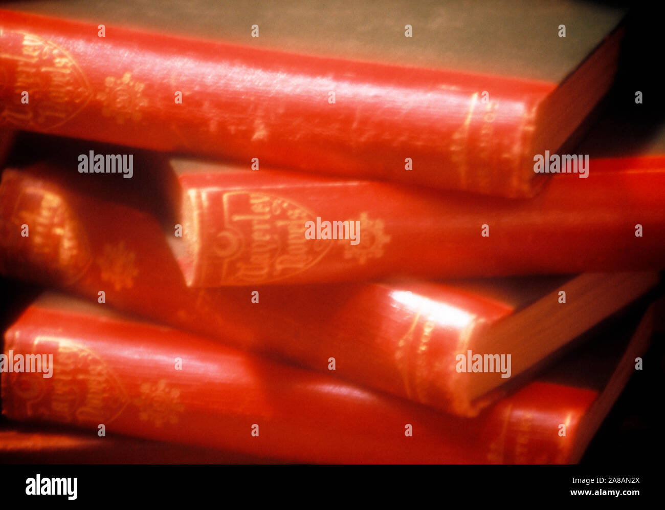 Close-up of pile de livres reliés en cuir rouge, London, England, UK Banque D'Images