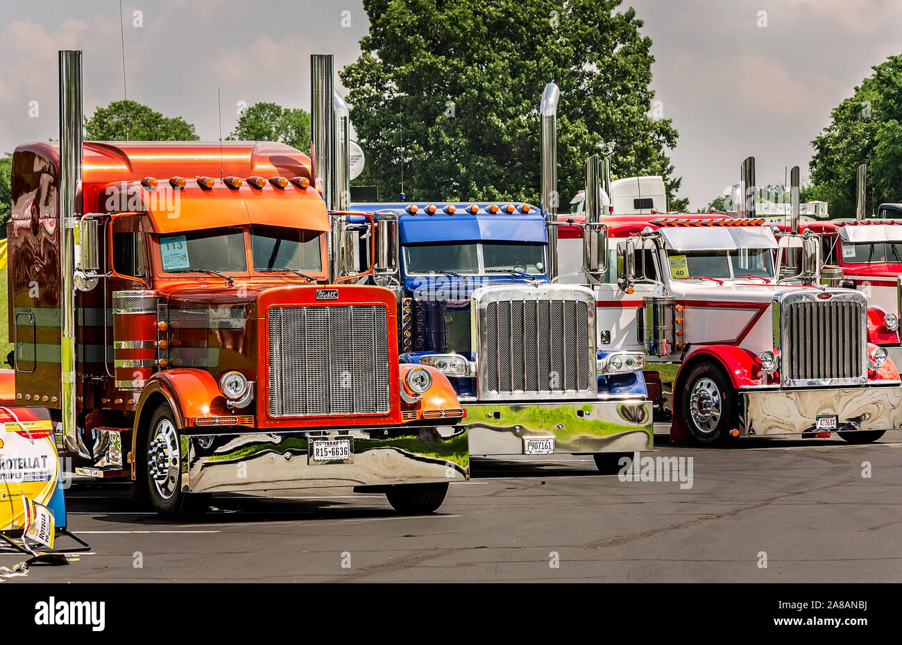 Big Rigs attendent d'être jugés à la 34e conférence annuelle de l'SuperRigs Shell Rotella concours de beauté de camions, le 11 juin 2016, à Joplin, Missouri. Banque D'Images