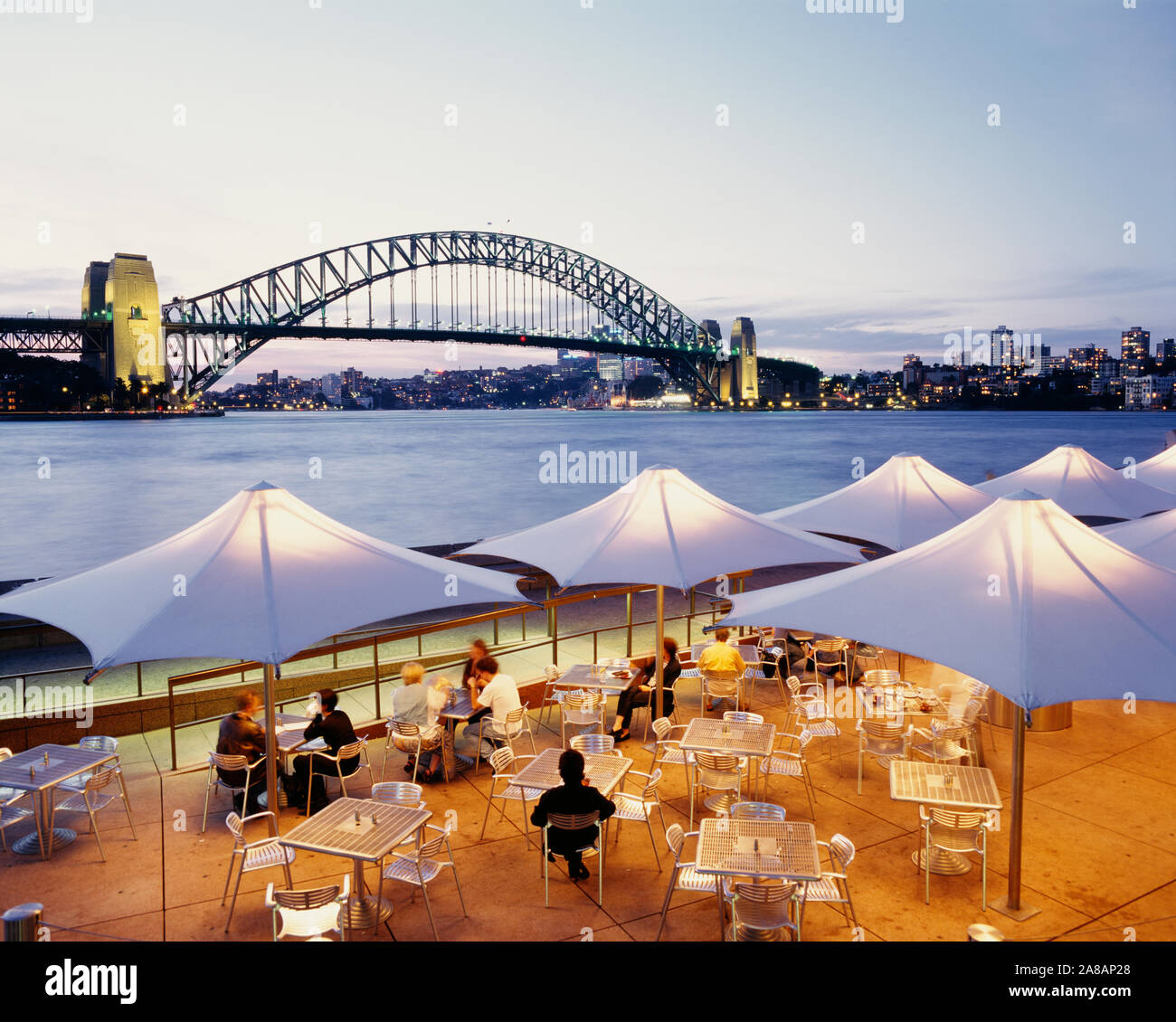 Portrait d'un groupe de personnes assises dans une cafétéria, Sydney Harbour Bridge, Sydney, Australie Banque D'Images
