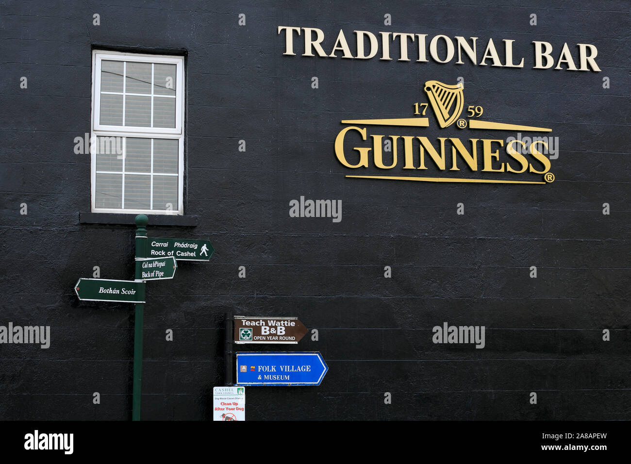 Sur le mur, des panneaux pub Cashel Ville, comté de Tipperary, Irlande Banque D'Images