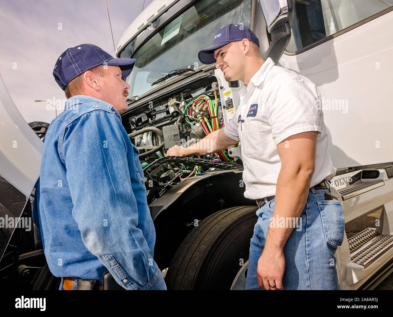 Un responsable de service Volvo présente un problème de service avec un client, le 15 novembre 2017, les ventes de camions de Bruckner à Farmington, Nouveau-Mexique. Banque D'Images