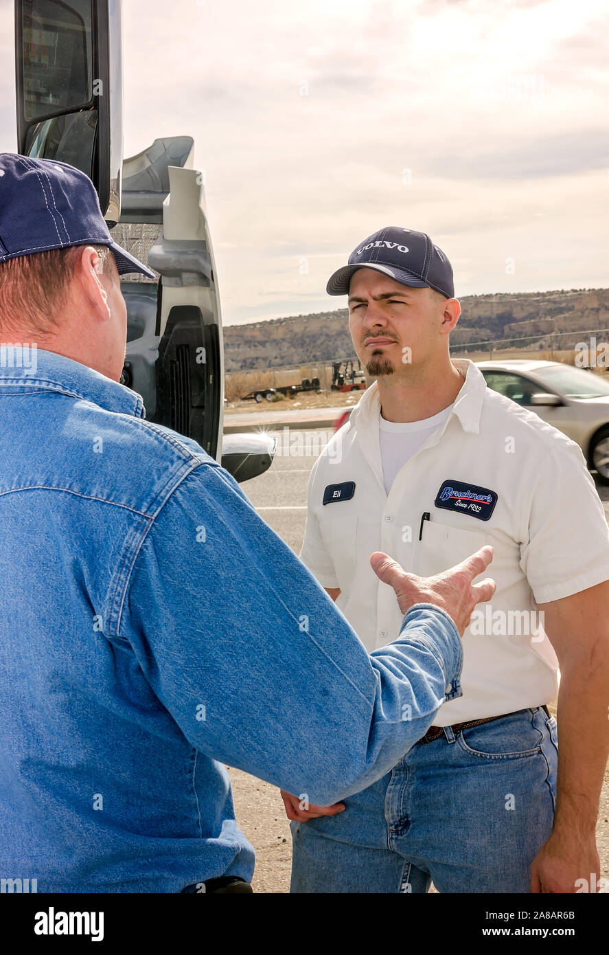 Une Volvo service manager à l'écoute en tant que client traite un problème de service, 15 novembre 2017, les ventes de camions de Bruckner à Farmington, Nouveau-Mexique. Banque D'Images
