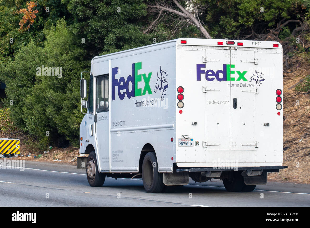 Oct 18, 2019 Oakland / CA / USA - FedEx Home Delivery truck roulant sur l'autoroute dans l'Est de San Francisco Bay Area Banque D'Images