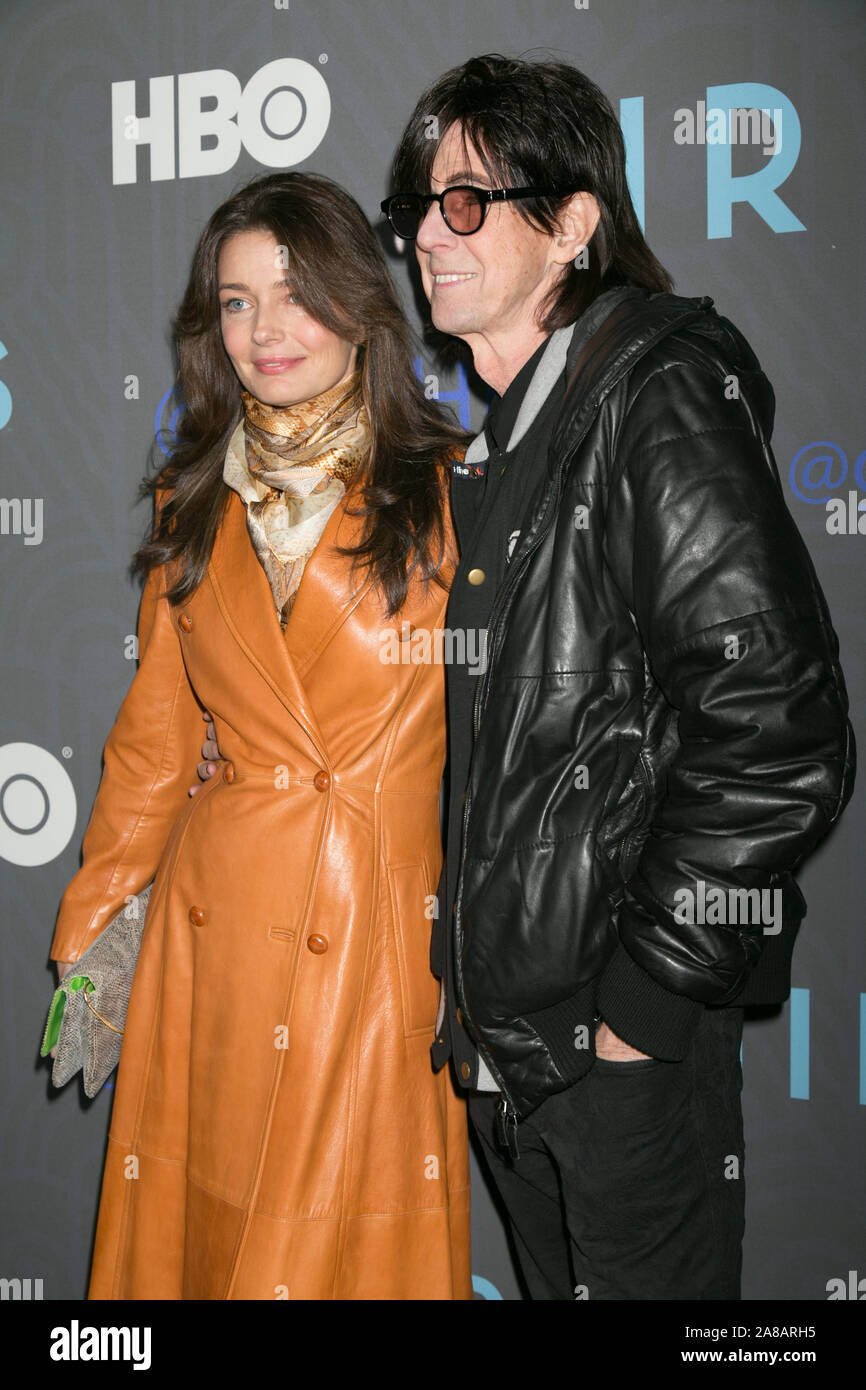 Paulina Porizkova et Ric Ocasek assister à la première mondiale de HBO 'Girls' Saison 2 à la NYU Skirball Center le 9 janvier 2013 à New York. Banque D'Images