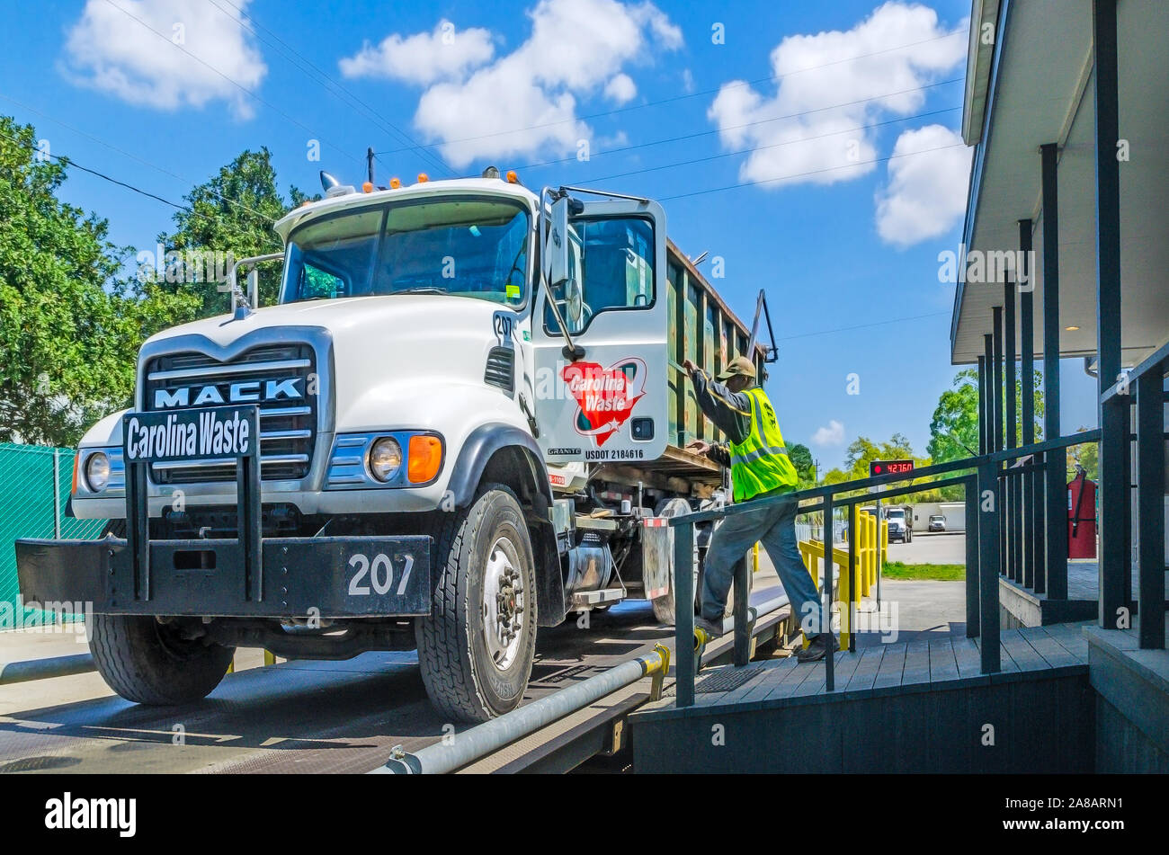 Un chauffeur à Carolina Waste & Recycling LLC, rapports à la station de pesage, le 6 avril 2015, à North Charleston, Caroline du Sud. Banque D'Images