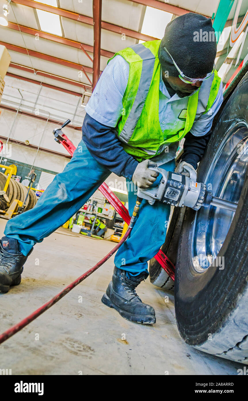 L'entretien d'un employé change le pneu sur un camion Mack à Carolina Waste & Recycling LLC, 6 avril 2015, à North Charleston, Caroline du Sud. Banque D'Images