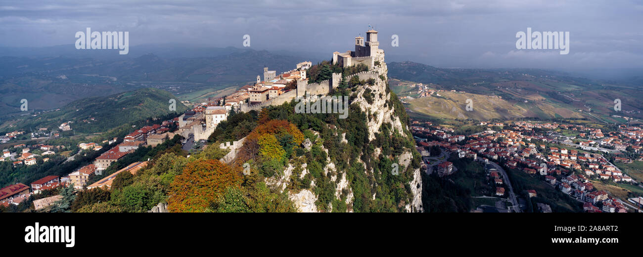 Avis de la ville sur la montagne, San Marino Banque D'Images