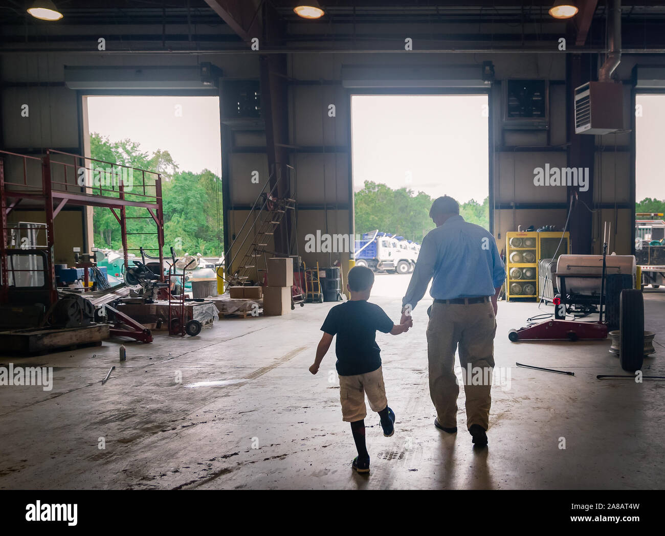 Un homme et son fils quittent l'atelier d'entretien, de transport supérieure à 30 Septembre, 2015, à North Charleston, Caroline du Sud. Banque D'Images