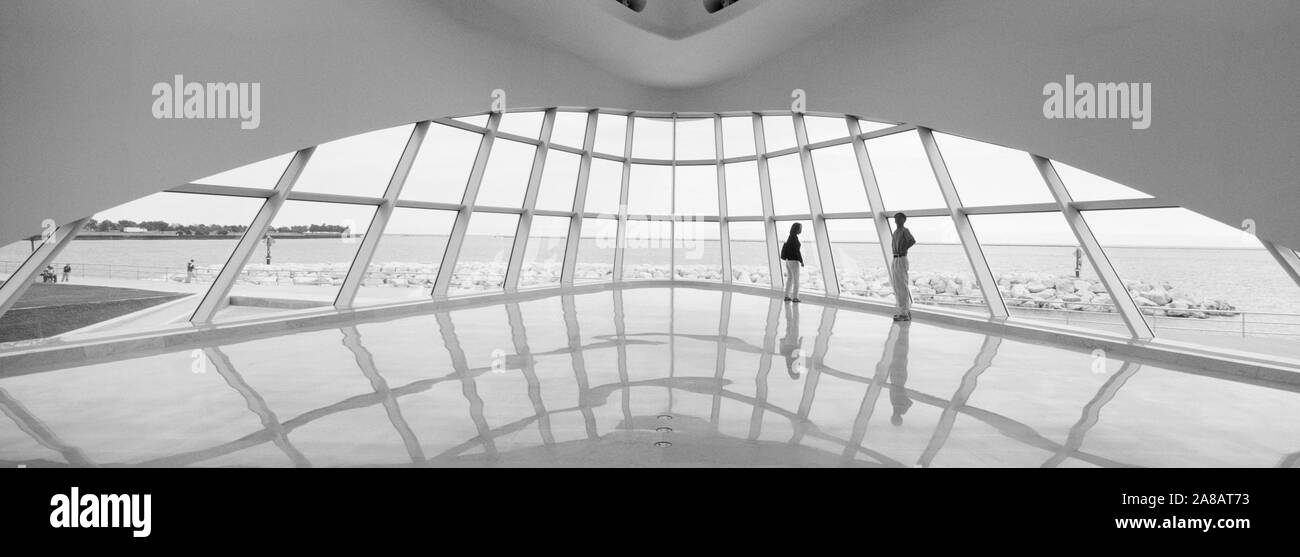 Silhouette de deux personnes dans un musée, Milwaukee, Milwaukee, Wisconsin, États-Unis Banque D'Images