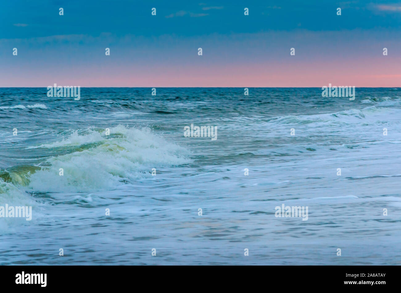 Les vagues déferlent à l'affouillement à Folly Beach, le 12 octobre 2015, à Folly Beach, Caroline du Sud. La région est populaire auprès des internautes en raison de sa très forte houle. Banque D'Images