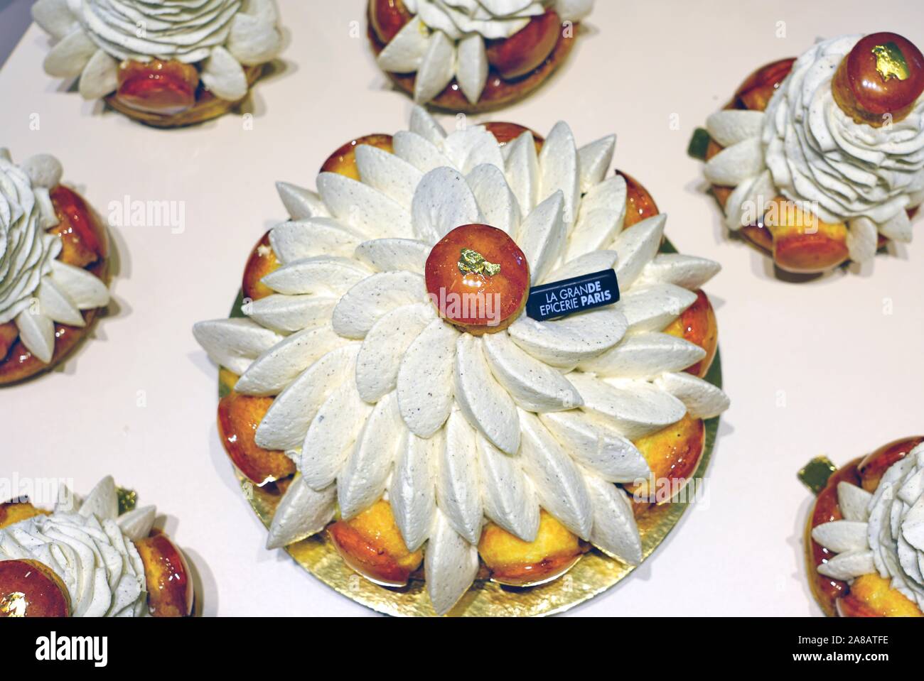 PARIS, FRANCE - 22 juillet 2019- Gourmet à la pâtisserie gâteaux à la Grande Epicerie du Bon Marche épicerie gastronomique à Paris, France. Banque D'Images