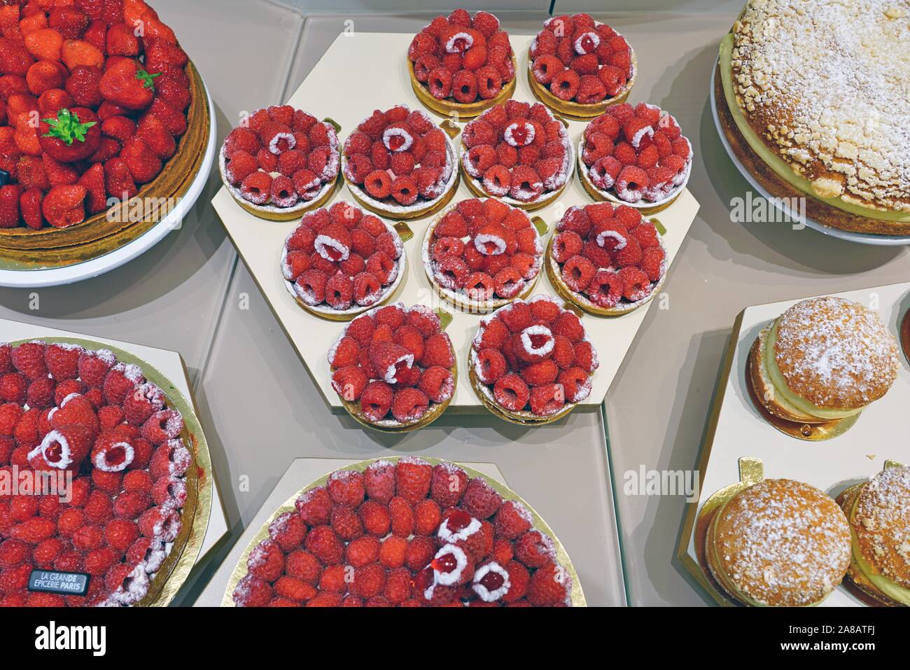 PARIS, FRANCE - 22 juillet 2019- Gourmet à la pâtisserie gâteaux à la Grande Epicerie du Bon Marche épicerie gastronomique à Paris, France. Banque D'Images