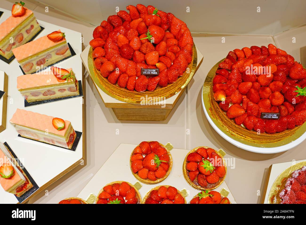 PARIS, FRANCE - 22 juillet 2019- Gourmet à la pâtisserie gâteaux à la Grande Epicerie du Bon Marche épicerie gastronomique à Paris, France. Banque D'Images