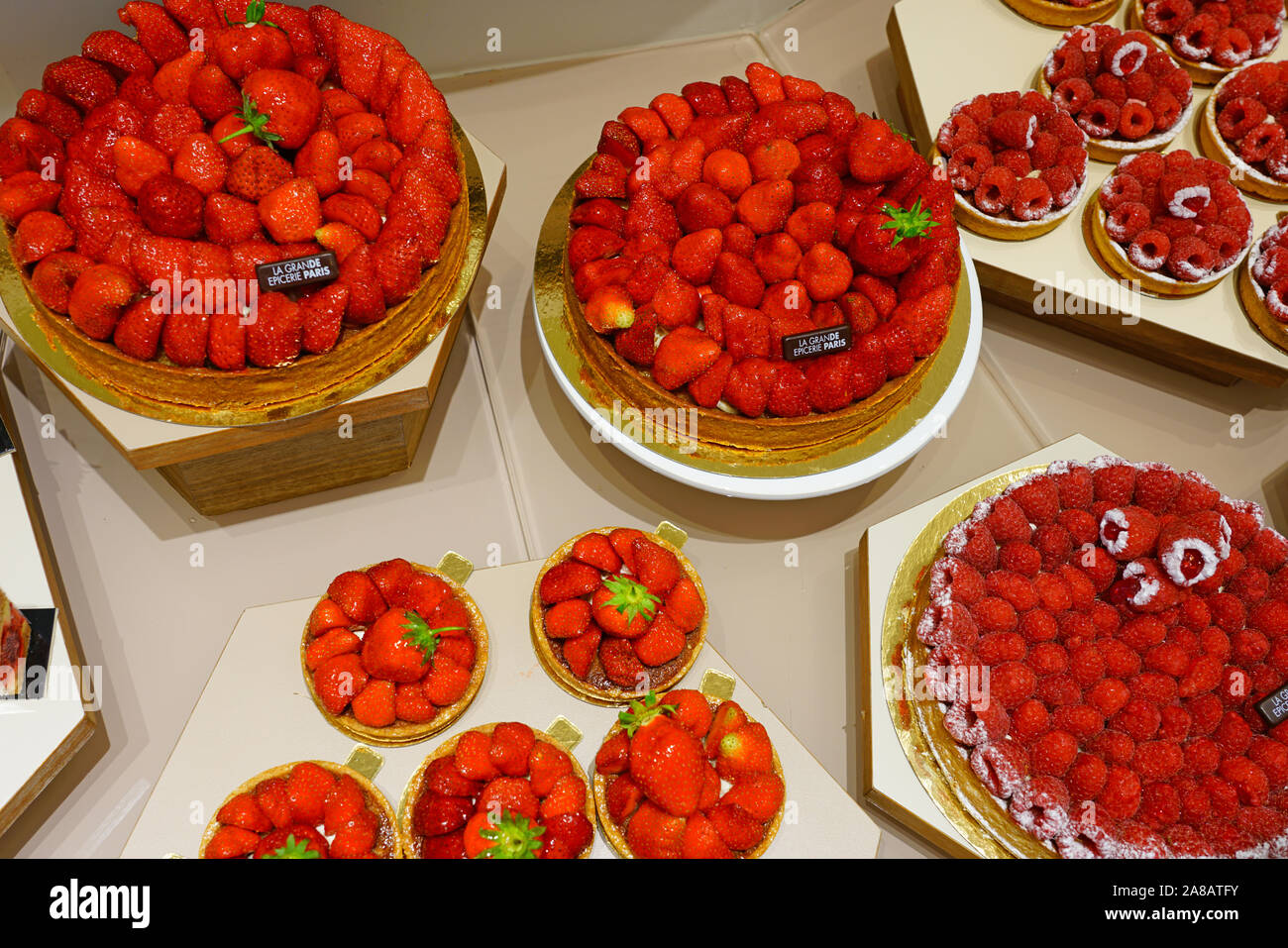 PARIS, FRANCE - 22 juillet 2019- Gourmet à la pâtisserie gâteaux à la Grande Epicerie du Bon Marche épicerie gastronomique à Paris, France. Banque D'Images