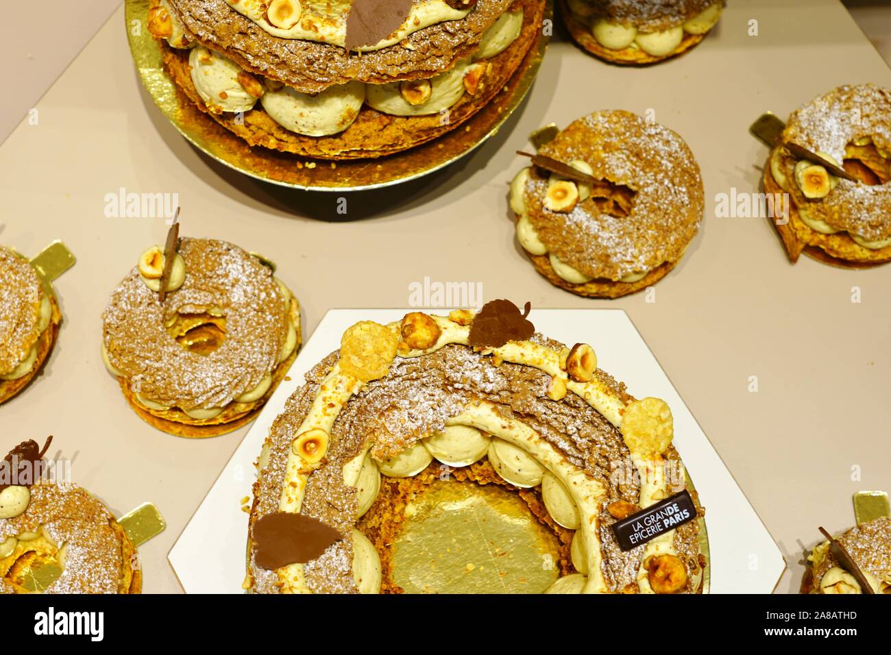 PARIS, FRANCE - 22 juillet 2019- Gourmet à la pâtisserie gâteaux à la Grande Epicerie du Bon Marche épicerie gastronomique à Paris, France. Banque D'Images