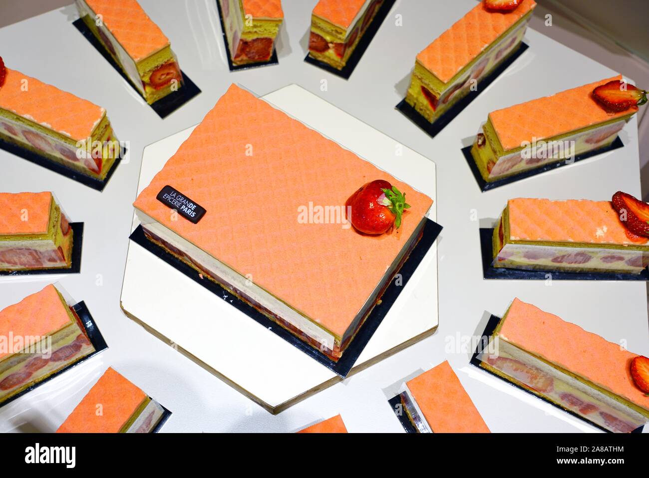 PARIS, FRANCE - 22 juillet 2019- Gourmet à la pâtisserie gâteaux à la Grande Epicerie du Bon Marche épicerie gastronomique à Paris, France. Banque D'Images