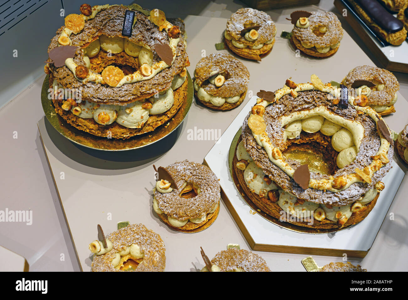 PARIS, FRANCE - 22 juillet 2019- Gourmet à la pâtisserie gâteaux à la Grande Epicerie du Bon Marche épicerie gastronomique à Paris, France. Banque D'Images