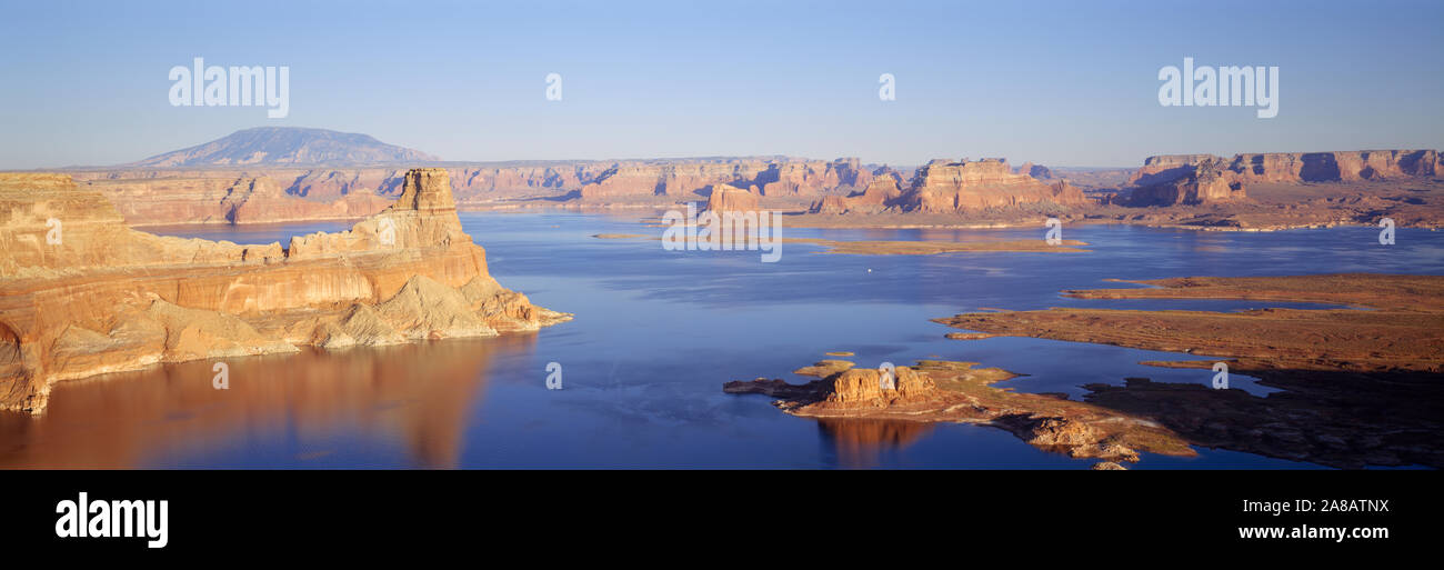 Formations Rock à un lac, Gunsight Butte, Lake Powell, Glen Canyon National Recreation Area, Arizona, Utah, USA Banque D'Images