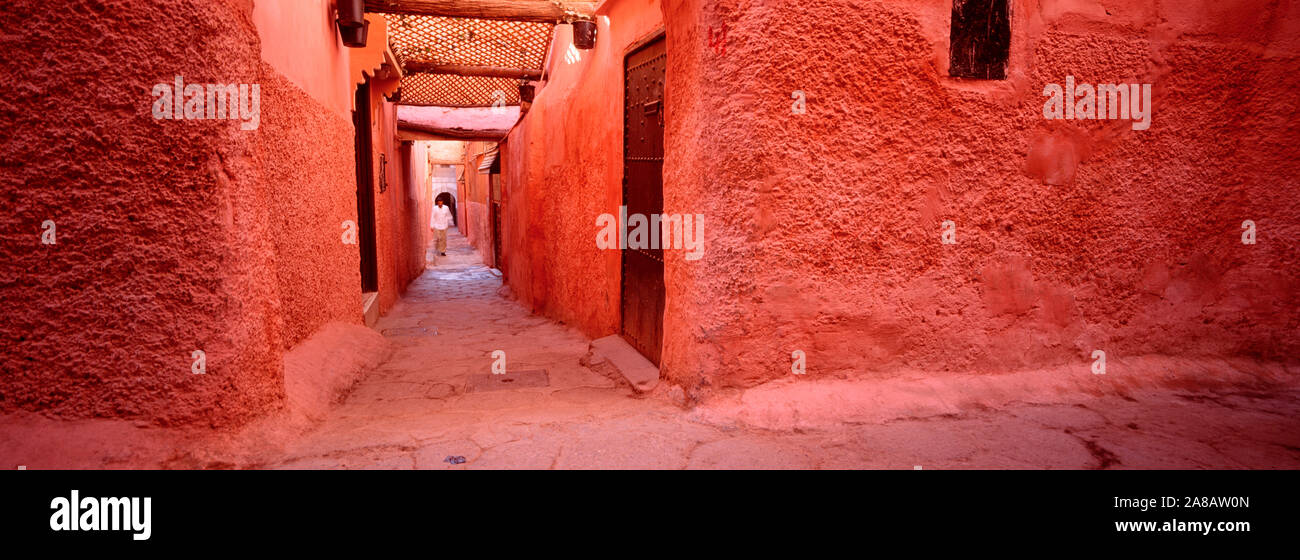 Alley entre maisons de boue dans la médina de Marrakech, Marrakech, Maroc Banque D'Images