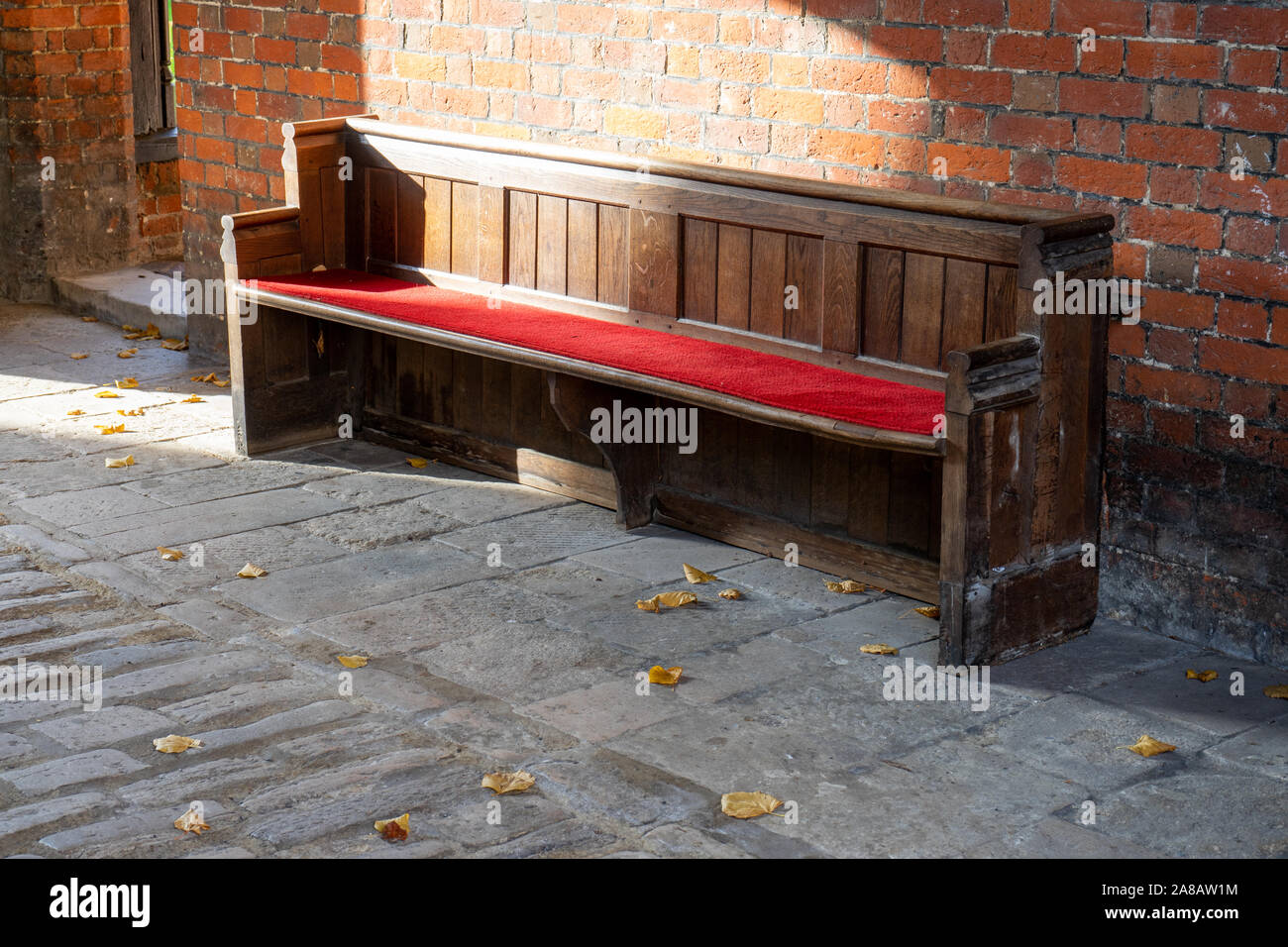 Une vieille église à l'extérieur d'un bâtiment en brique pew Banque D'Images