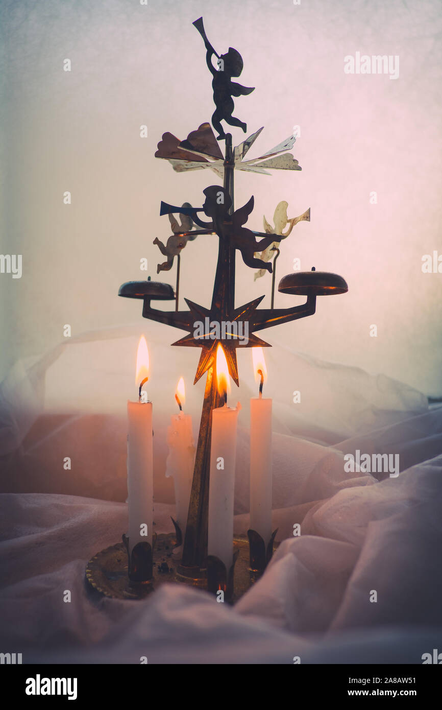 Carillon Ange traditionnel suédois avec la lumière des bougies Photo Stock  - Alamy