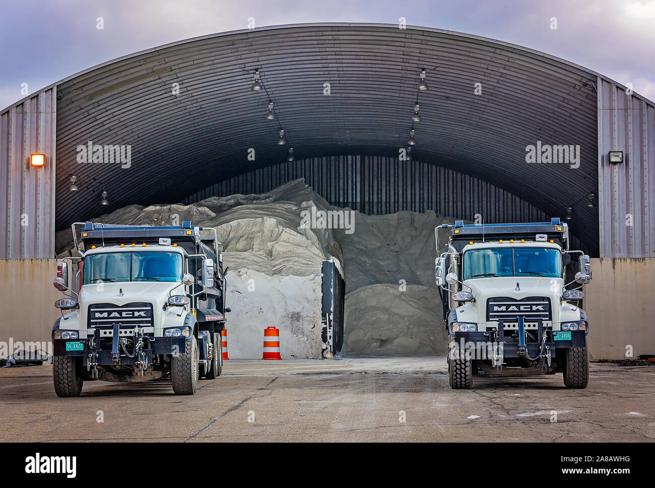 Deux granites Mack attendre d'être chargés avec du sel à l'Ohio Department of Transportation, greniers à sel, 13 mars 2018, dans la région de Knoxville, Tennessee. Banque D'Images