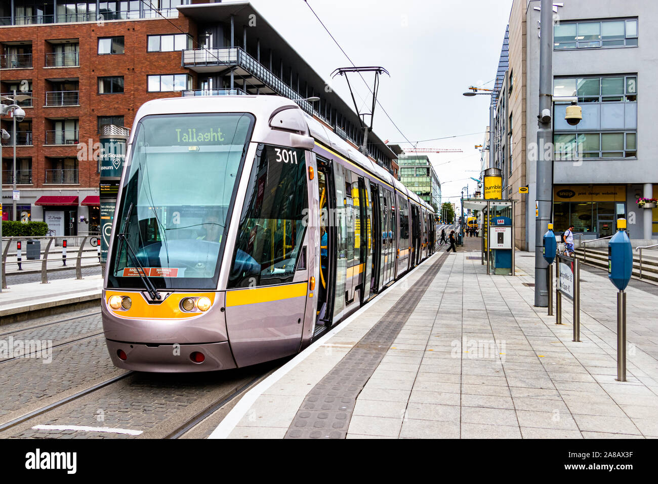 Le tramway Luas, arrêté sur un Taliaght direction gare à Dublin, Irlande Banque D'Images