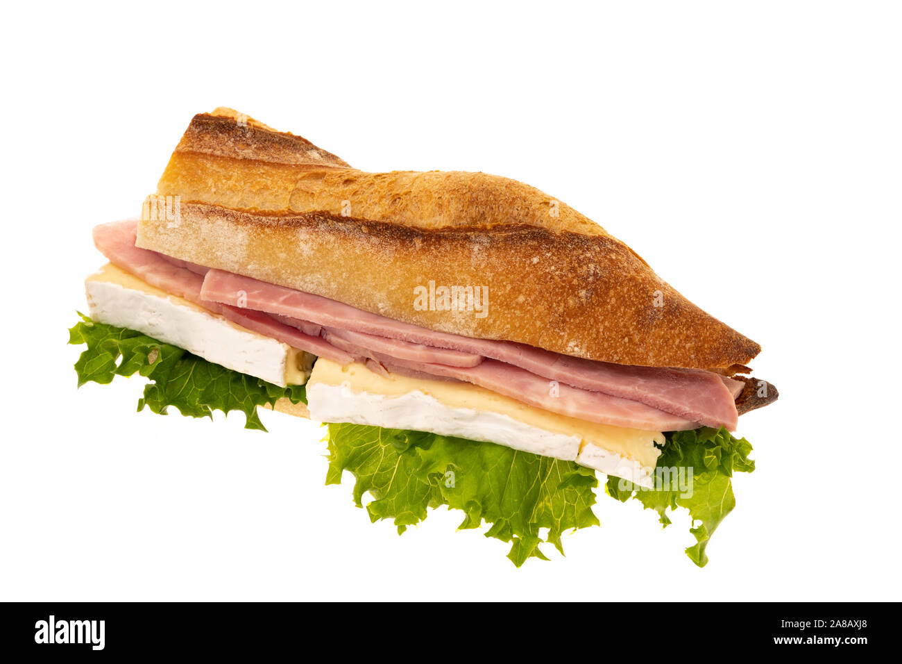 Le Camembert et le sandwich au jambon au pain croustillant - Fond blanc Banque D'Images