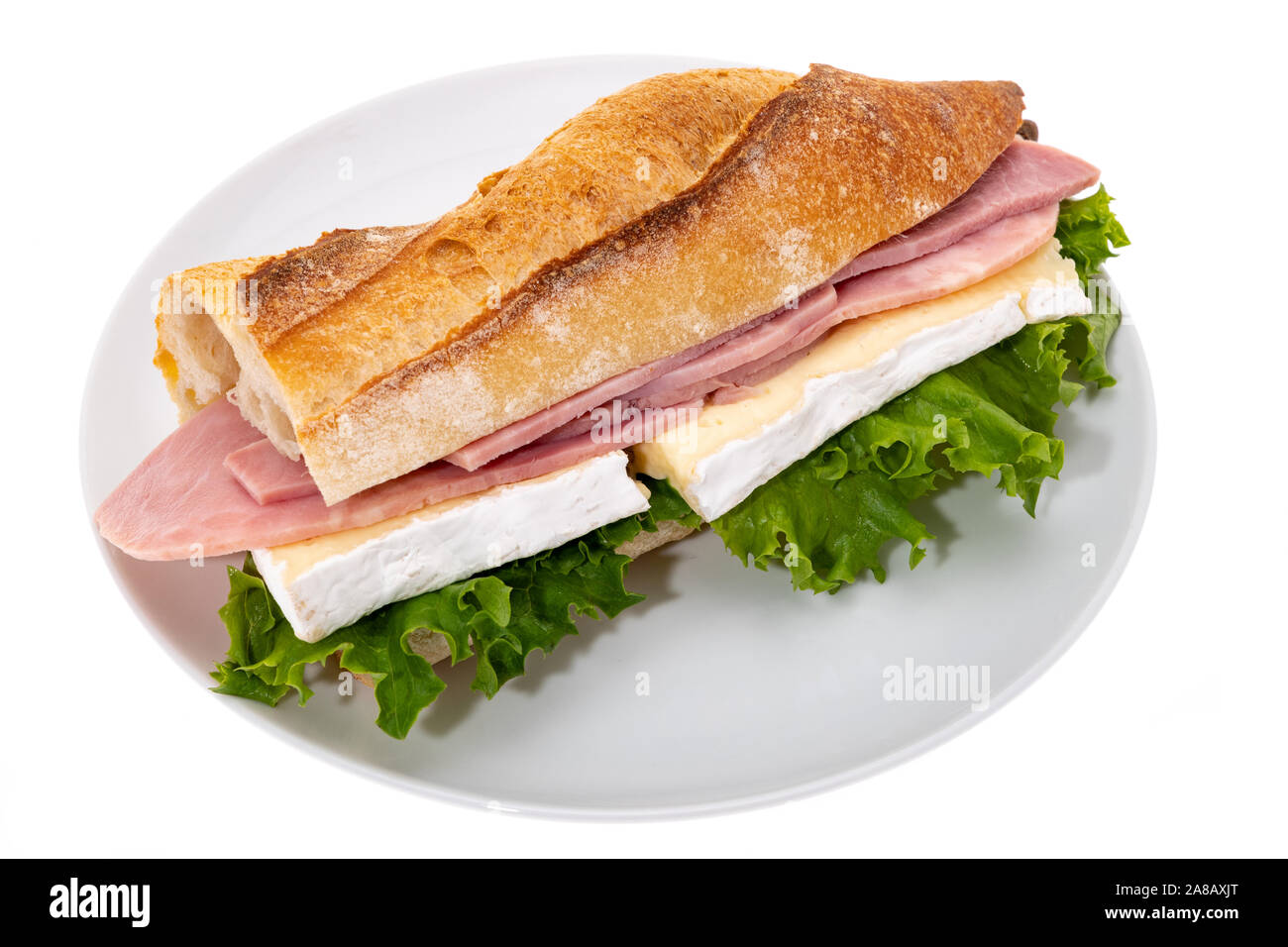 Le Camembert et le sandwich au jambon au pain croustillant sur une plaque - Fond blanc Banque D'Images