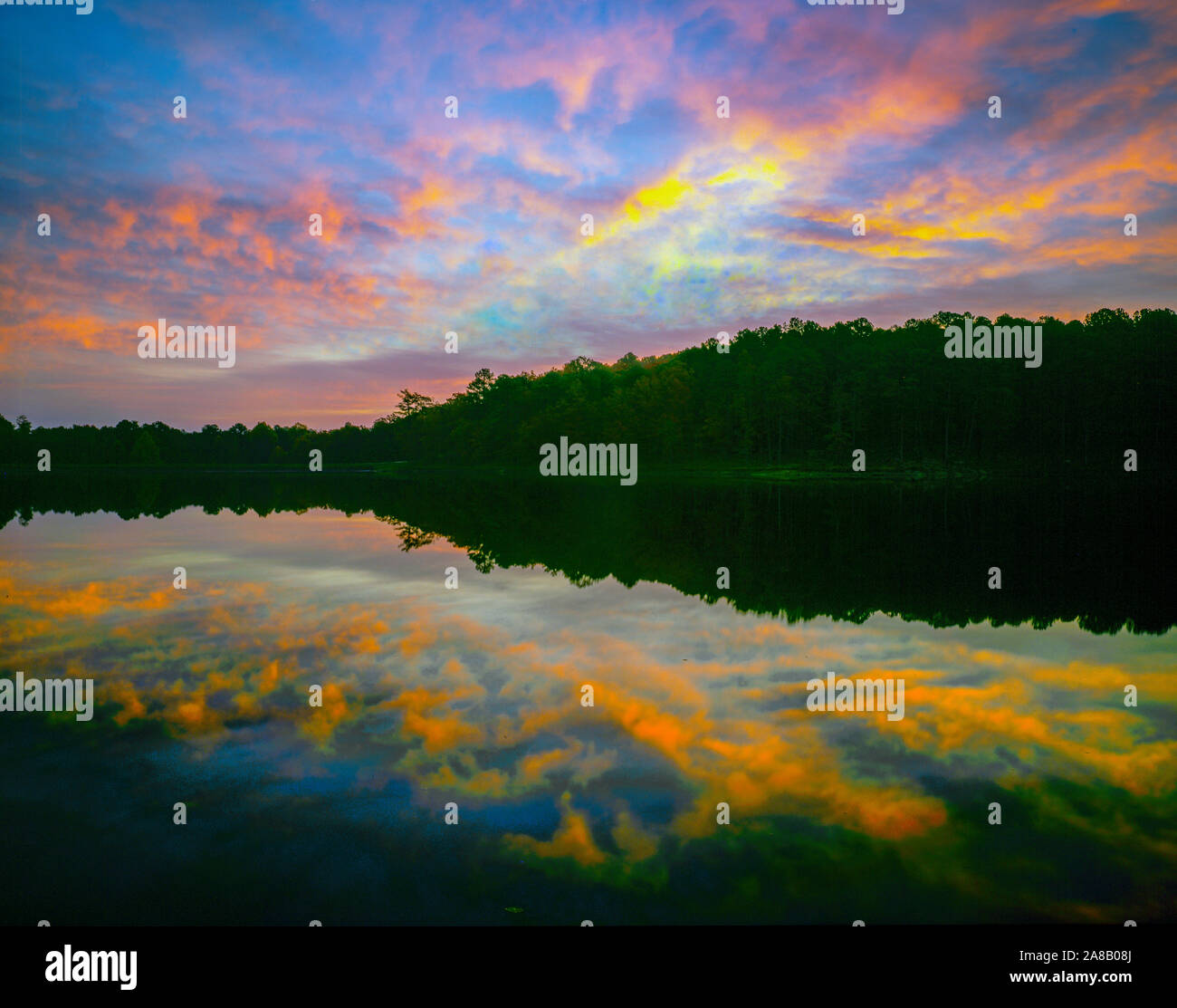 Sunrsie à Tishomingo Lake, parc d'état de Tishomingo, Mississippi Mississippi du Nord , Natchez Trace .highlands Banque D'Images