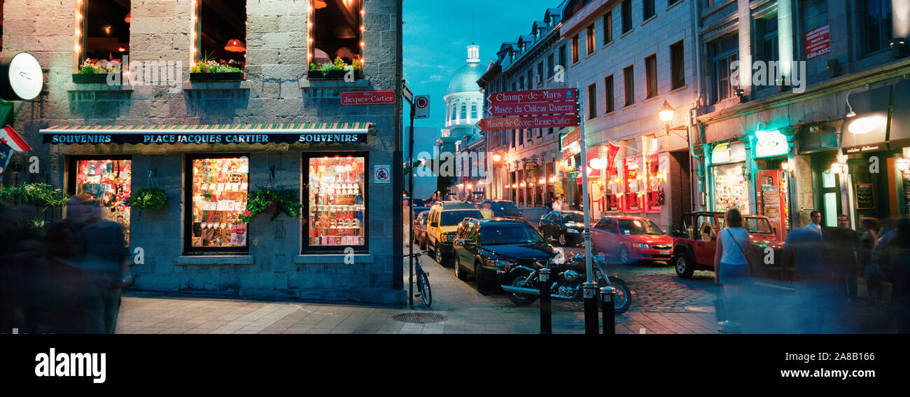 Voitures garées dans la rue, Place Jacques Cartier, Montréal, Québec, Canada Banque D'Images